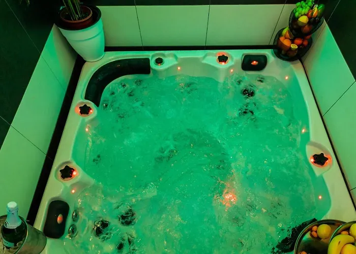 By The Way Hot Tub And Free Parking *