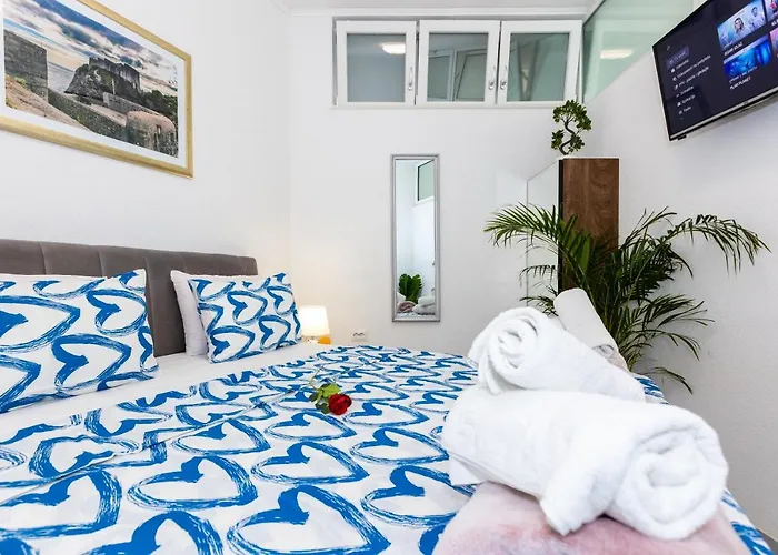 By The Way Hot Tub And Free Parking