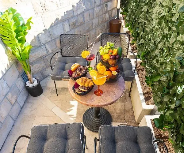 By The Way Hot Tub And Free Parking *