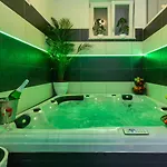 By The Way Hot Tub And Free Parking