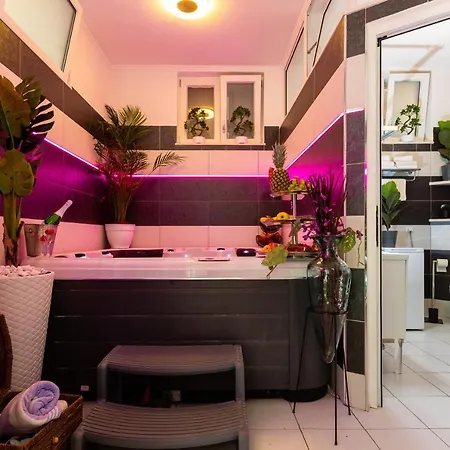 Appartement By The Way Hot Tub And Free Parking