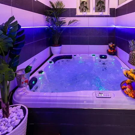 Apartment By The Way Hot Tub And Free Parking
