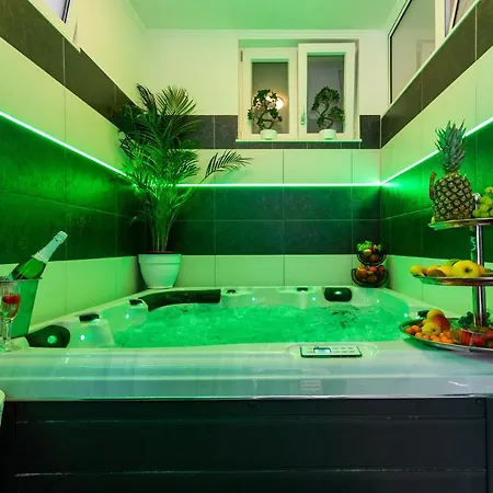 By The Way Hot Tub And Free Parking