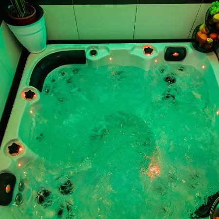 By The Way Hot Tub And Free Parking *