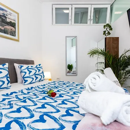 By The Way Hot Tub And Free Parking