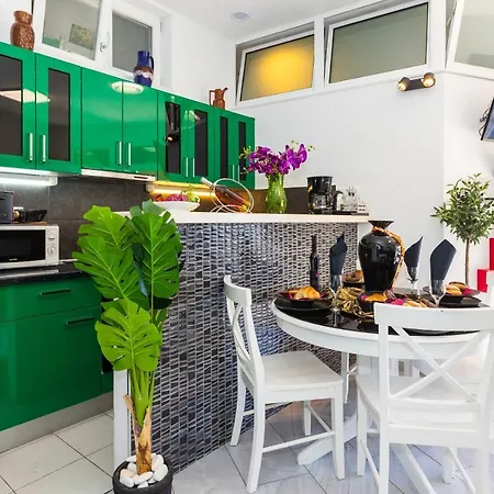 By The Way Hot Tub And Free Parking