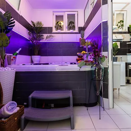 By The Way Hot Tub And Free Parking 아파트 *