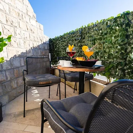 By The Way Hot Tub And Free Parking *