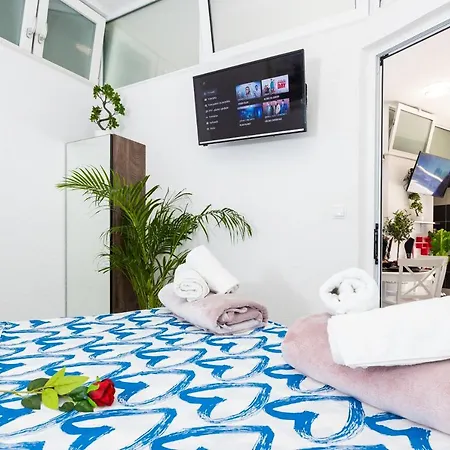 By The Way Hot Tub And Free Parking