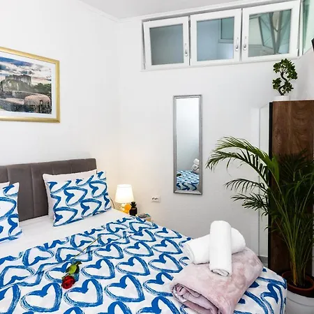 Apartment By The Way Hot Tub And Free Parking *