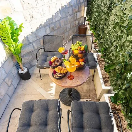 By The Way Hot Tub And Free Parking *