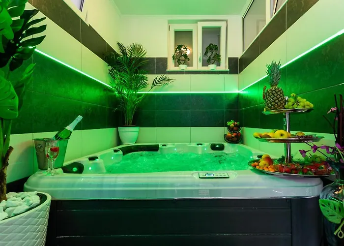 By The Way Hot Tub And Free Parking