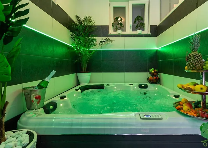 By The Way Hot Tub And Free Parking