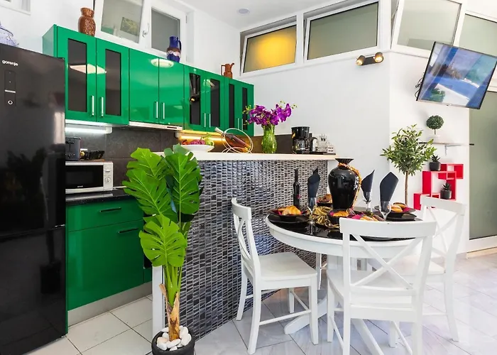 By The Way Hot Tub And Free Parking