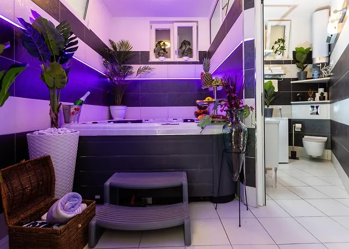 By The Way Hot Tub And Free Parking Apartment *