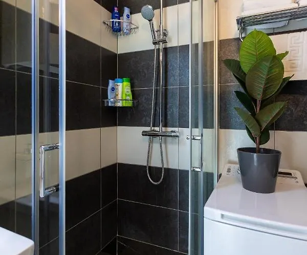 Apartment By The Way Hot Tub And Free Parking