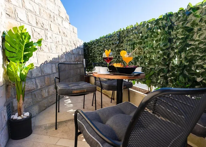 By The Way Hot Tub And Free Parking *