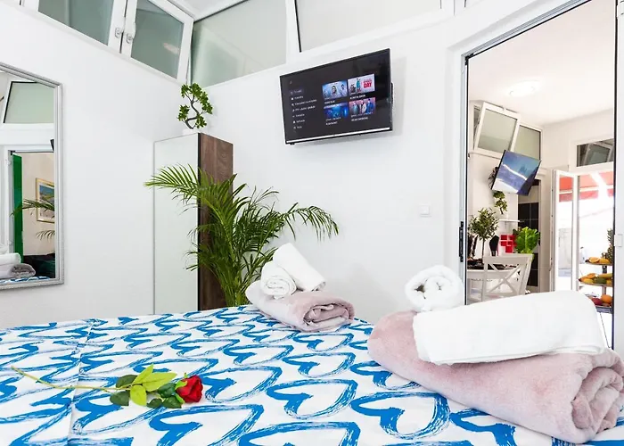 By The Way Hot Tub And Free Parking