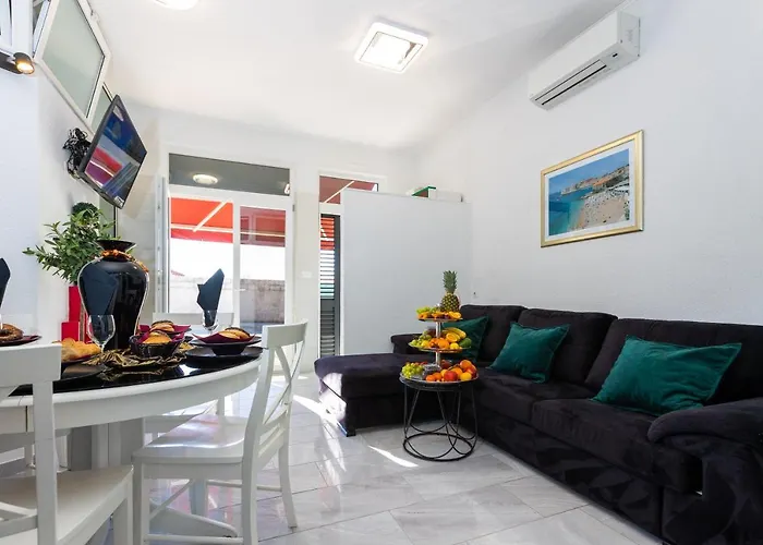 By The Way Hot Tub And Free Parking *