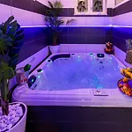 Апартаменты By The Way Hot Tub And Free Parking