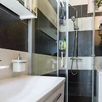 Апартаменты By The Way Hot Tub And Free Parking *