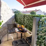 By The Way Hot Tub And Free Parking Апартаменты Дубровник