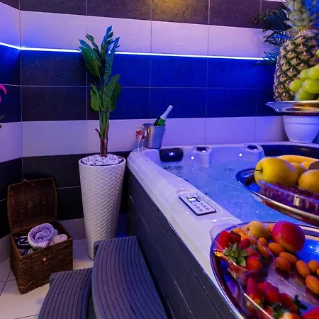 By The Way Hot Tub And Free Parking