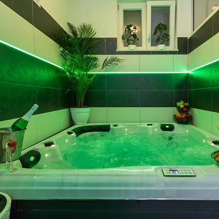 By The Way Hot Tub And Free Parking