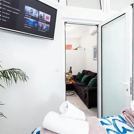 By The Way Hot Tub And Free Parking *