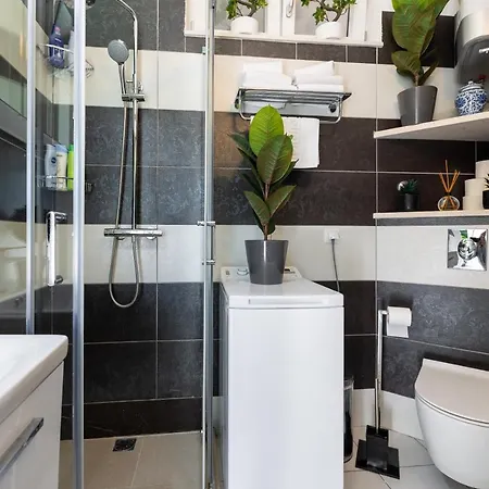 Lägenhet By The Way Hot Tub And Free Parking